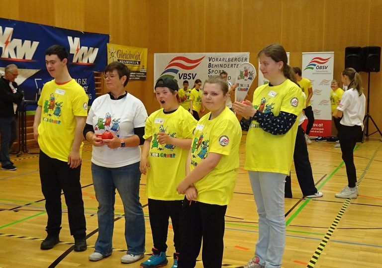 Sport verbindet uns alle: Mitfiebern am Spielfeldrand.