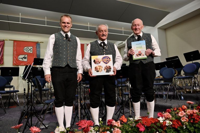 Musikalische Muttertagswünsche: Willi Bitschnau wurde für 50 Jahre Kapellmeister ausgezeichnet, Günther Walch verabschiedete sich nach 61 Jahren aktiver Musikant.