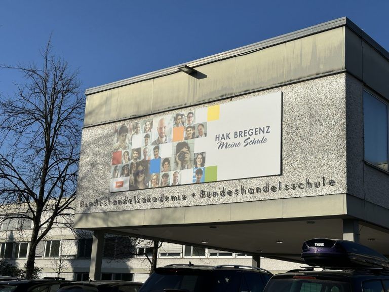 HAK/HAS Bregenz: Lokalaugenschein mit Direktorin Martina Reutin - im Innenhof entsteht eine Erweiterung