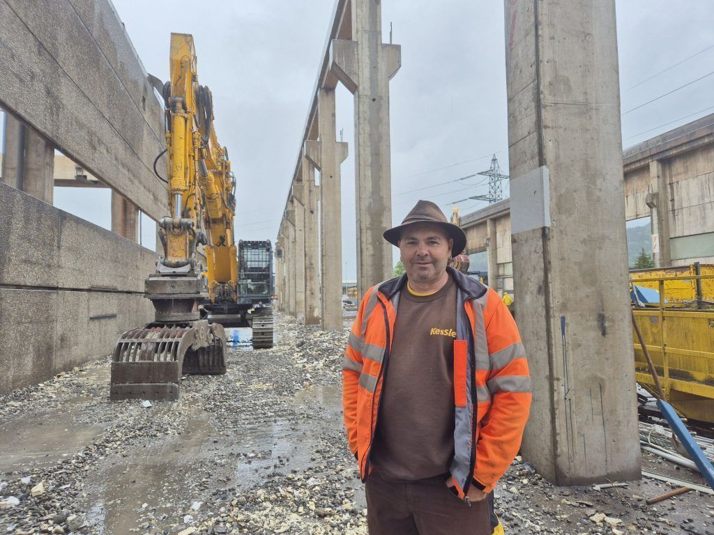 Abbruch mit Feingefühl: Carlos Gratt mit seinem 50-Tonnen-Bagger im Einsatz