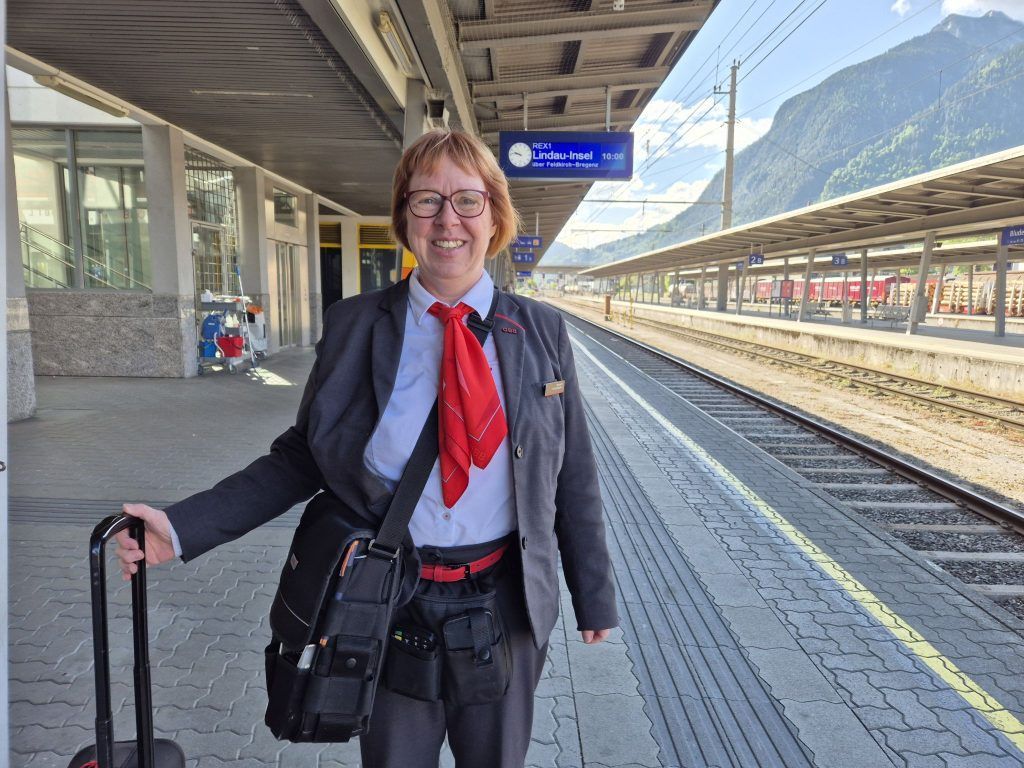 „Grüß Gott, die Fahrscheine bitte“ – Unterwegs mit Zugbegleiterin Gerda