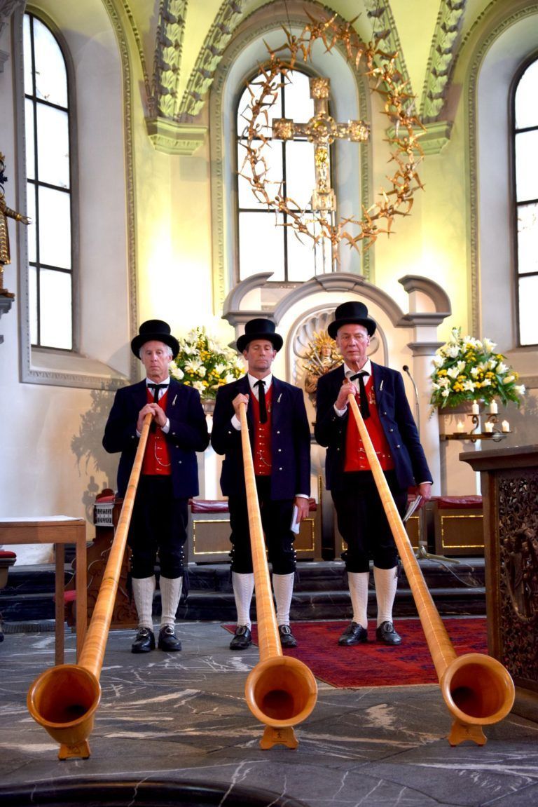 Mariensingen: Ingo Amann, Simon Bahl und Günter Vallaster (v. l.), Rätikon Alphornbläser aus dem Montafon in der Basilika auf dem Liebfrauenberg in Rankweil.