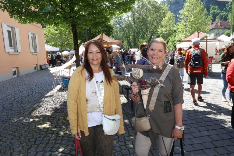 Vielfältiges Angebot für mehr Lebensfreude: Besucherinnen Conny aus Buchs und Claudiaaus Zürich wurden auch fündig.