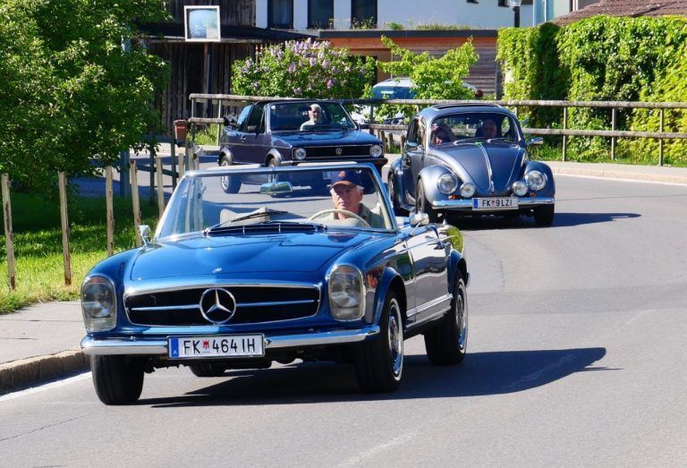 Oldtimerfans starten in die Saison: Auto-Korso durch Muntlix und das Rheintal.