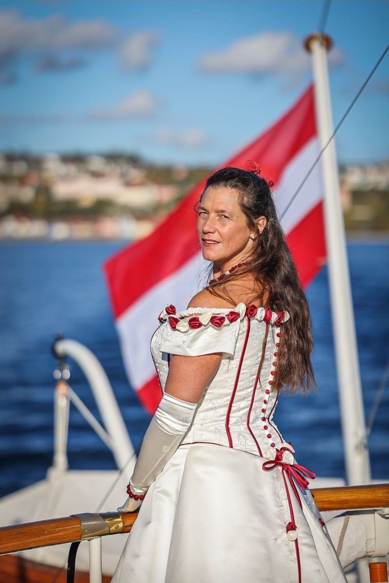 Noble Damen am See : Sandy Pfeiffer als Sissi an Bord der Österreich