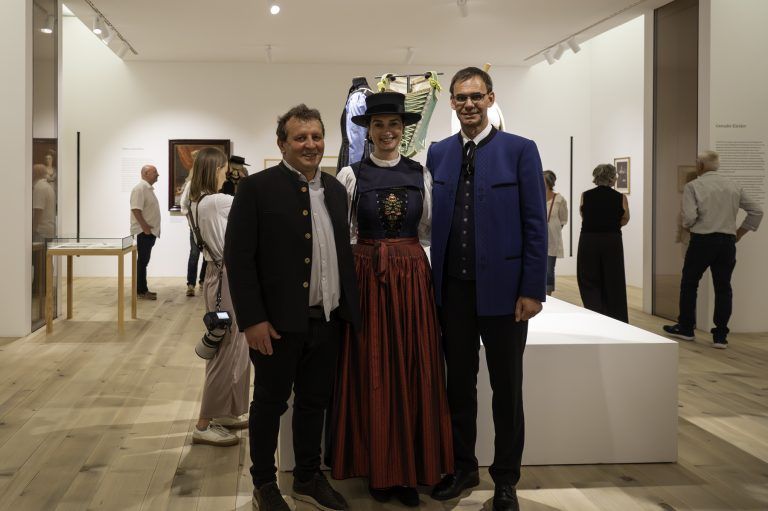 Kunst und Mode vereint: Bürgermeister Seftoe Schmid und Landeshauptmann Markus Wallner mit Gattin