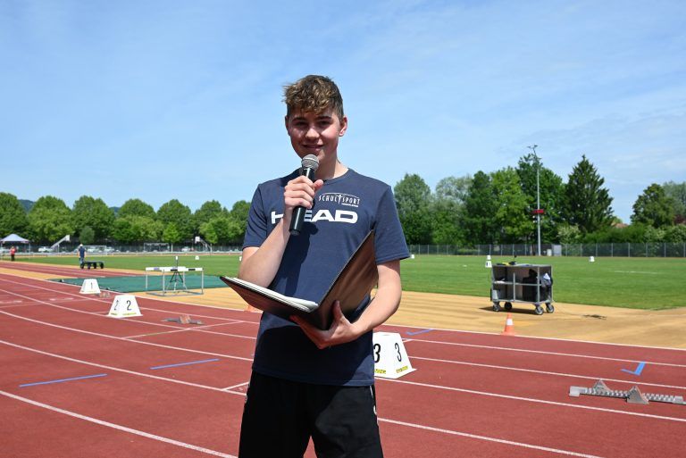 Leichtathletik-Talente im Dreikampf: Gabriel Fischnaller (17) moderierte souverän die Schullandesmeisterschaft der Leichtathletik.