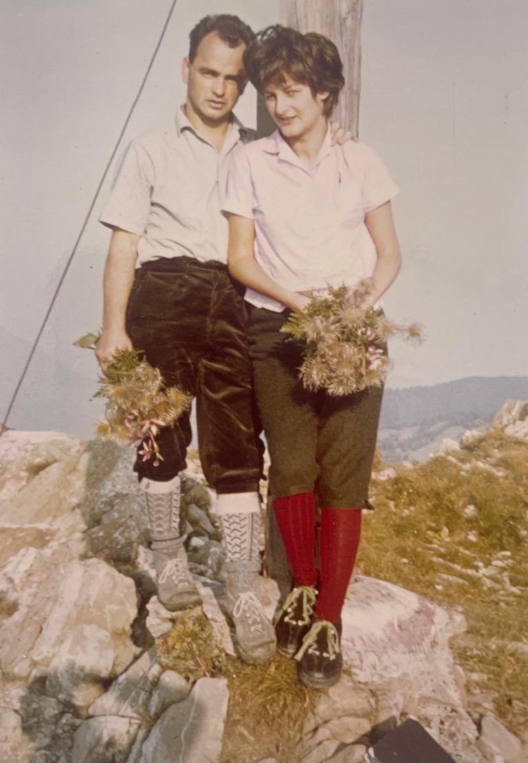 Nachruf auf Dr. Gerold Breuß: Kompetenz und Gemeinwohl: Gerold Breuß mit seiner Frau Lotte im Jahr 1963 auf dem Gipfel des Hochgerach.