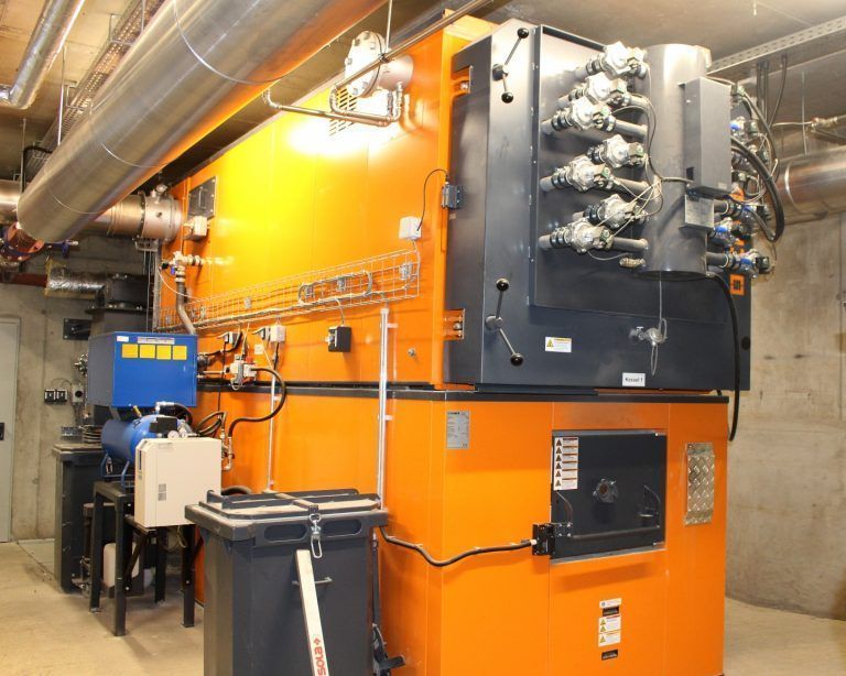 Langen stellt „neues“ Gemeindehaus vor: Die Biomasseheizanlage wurde nicht nur auf den neuesten Stand der Technik gebracht, sie ist auch wesentlich leistungsfähiger – statt bisher 440 KW sind es jetzt 740.