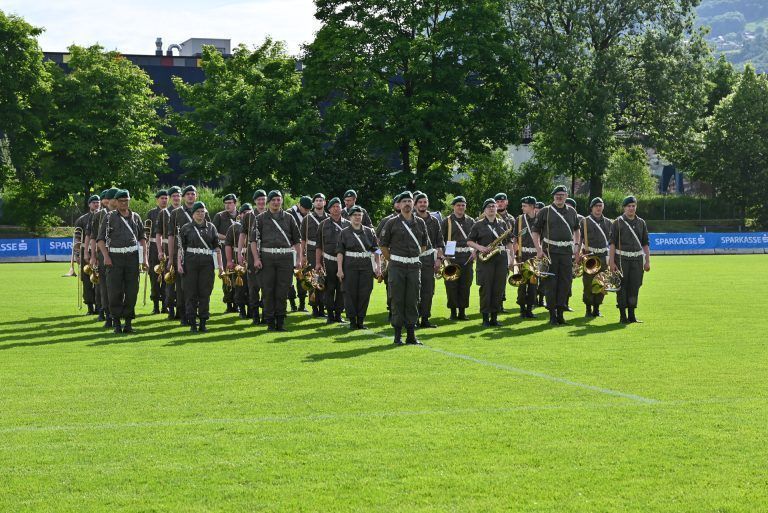 Nervenkitzel bei Fußball-Schülerliga: Die Militärmusik spielte vor den Spielen.