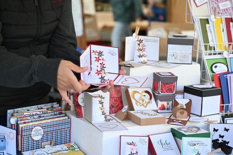 Muttertagsmarkt lockt Besucher an: Mit Liebe gebastelt: Die Papierprodukte von Corina Toth.