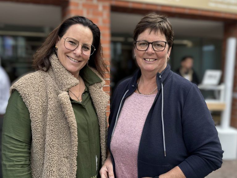 Eröffnung mit Stil: Unter den Gästen: Petra Böck und Petra Rührnschopf.
