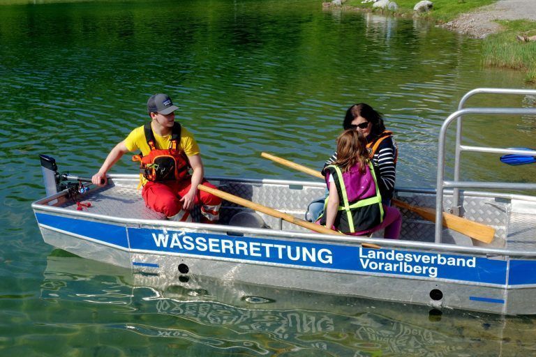 Saniertes Naturbad festlich eröffnet : Den Kindern machten die Bootsausflüge mit der Wasserrettung Spaß.