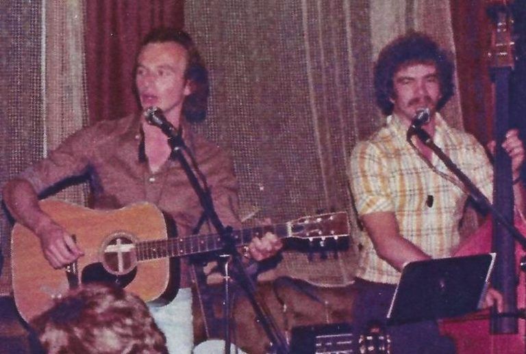 Zehn Stationen für herbstliche Enkel-Tour: Nach der Gründung von Stemmeisen & Zündschnur in England das erste Konzert nach der Rückkehr in den Bregenzerwald: Ulli Troy und Hermann Stadelmann bereiteten sich im Café Liss in Andelsbuch auf ihren Auftritt beim Egger Musikfest vor.