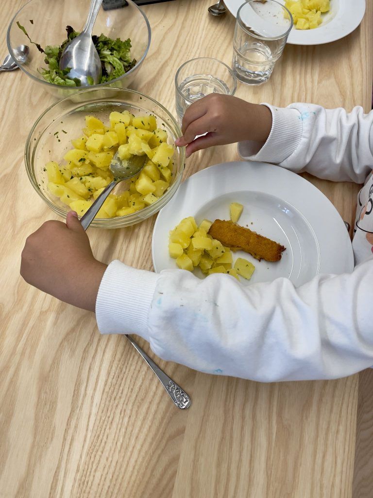 Gold für die Schulküche des Bildungscampus: Regional, gesund und kindgerecht: Kinder dürfen sich selber schöpfen - zumindest ein Probierlöffel soll gegessen werden.