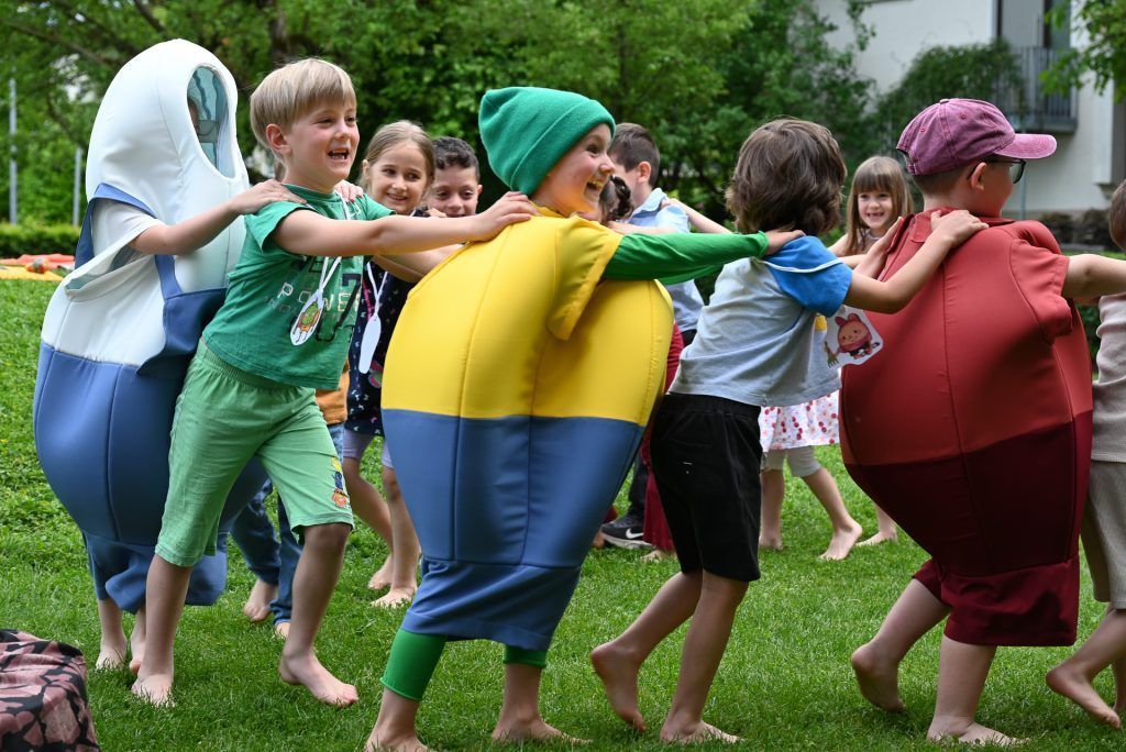Kindergarten Engelbach spielte „In Lustenau sagt man Äuoli“