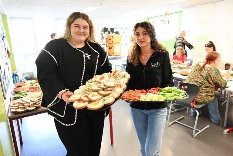 Elternverein und offene Jugendarbeit im Dienst der Kinder: Nina Kraxner und Nathalie Paul von der OJA helfen bei den Vorbereitungen und bei der Jausenausgabe am Schulhof mit.