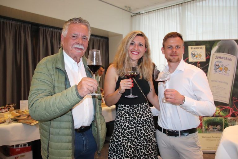 Wein und Käse im Duett: 2) Geselligkeit und Genuss mit Mörbischer Spitzenweinen. (Foto: NAM)