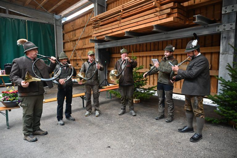 63. Bürser Jagdschießen: Die Jagdhornbläser der Bezirkgruppe Bludenz umrahmten die Preisverteilung.