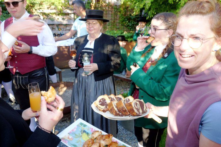 Erster Mai mit zünftiger Blasmusik dabei: In der Bardella gab es nicht nur Kaffee und Kuchen.