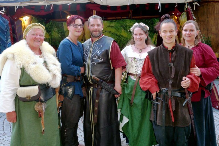 Ein magisches Montfortspektakel : Familie Summer im korrekten Styling auf dem Mittelaltermarkt.