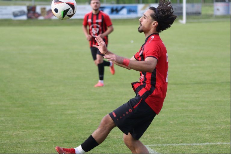 SK Brederis übernimmt wieder die Tabellenspitze: Tor für Brederis durch Enes Özgen.