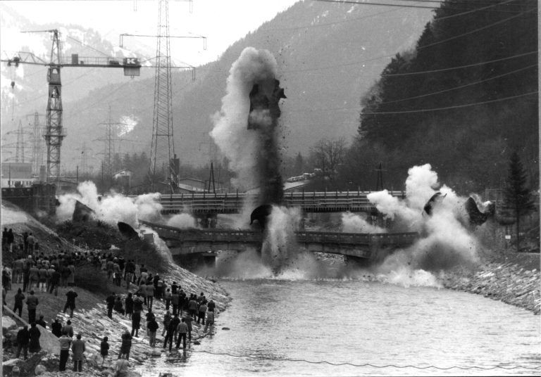Tschalenga-Brücke als ästhetischer Zweckbau: Die Sprengung erfolgte Anfang März 1980.