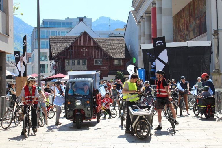 Volle Fahrt voraus – Dornbirn rollt los : Mit Aufpassern und Konvoi ging die Parade los.