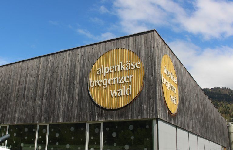 Schnepfau spezialisiert sich auf Weichkäse: Alpenkäse Bregenzerwald expandiert nach Schnepfau und erweitert seine Produktvielfalt.