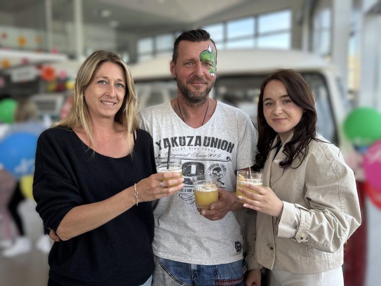 Mobilität und Leidenschaft: Michaela Greber (NKG Reisen) mit Stefan und Lisa.