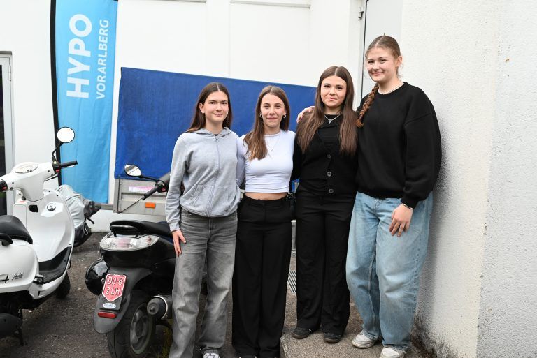 Jugendliche feiern erste HypeNight: Emily, Leonie, Michaela und Selina kamen mit dem Moped.