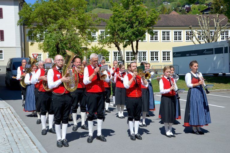 Festpremiere bei Kaiserwetter: Die Harmoniemusik Schruns