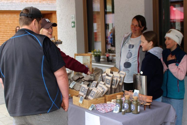Berghaus – Begegnungszone statt kalte Betten: Auch ein kleines Märktle mit regionalen Produkten hatte das Frühlingsfest zu bieten.