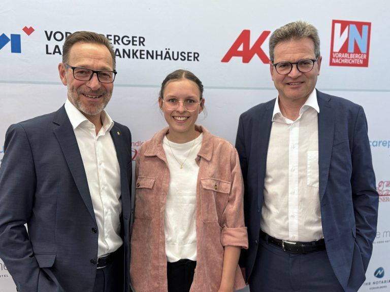 Pflege mit Herz und Hingabe: Gerhard Böhler (Generali), Teresa Bilgeri (Hotel Sonne) und Notar Richard Forster.