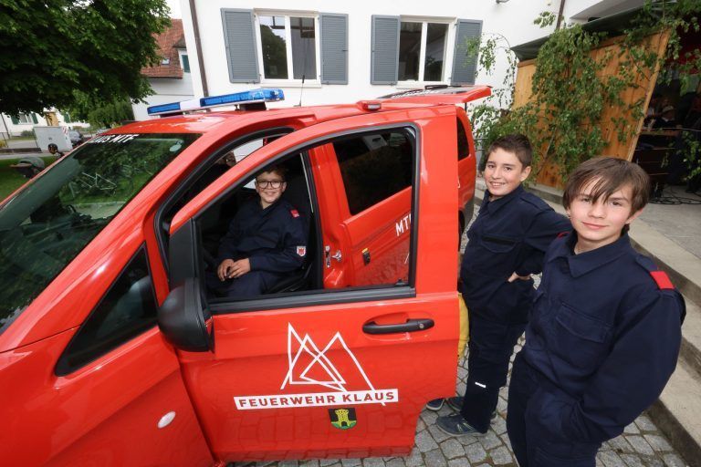 Neues Feuerwehrauto gesegnet und gefeiert: Acu Buben vn der Jugendfeuerwehr nahmen das neue Fahrzeug in Augenschein.