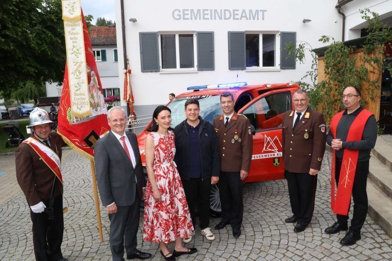 Fähnrich Lukas Nachbaur, LT-Präs. Harald Sonderegger, Fahnenpatin Sandra Edner Lercher, Bgm. Simon Morscher, Kdt. Chriatian Längle, BFI Woflgang Hubereg