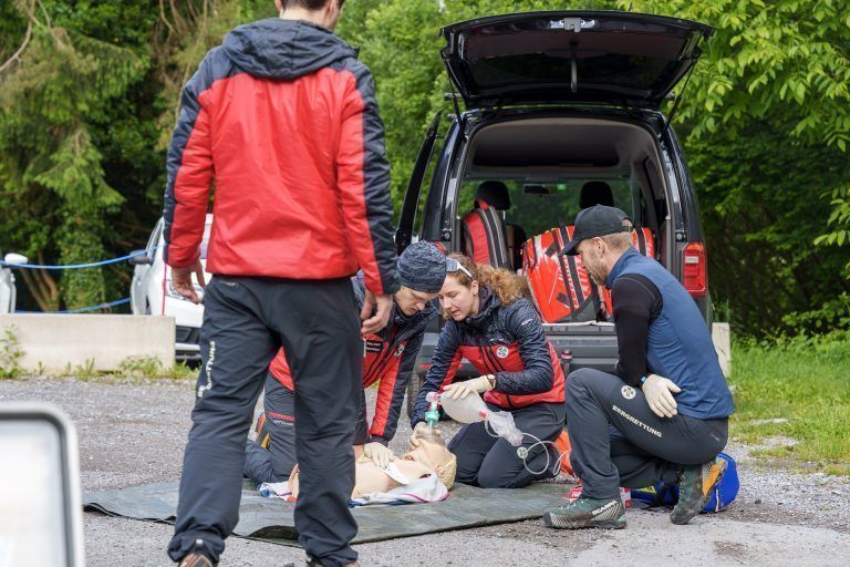 Medizinsches Personal der Bergrettung übte am Muttersberg: Die richtige Reanimation wurde auf mehreren Station geübt.