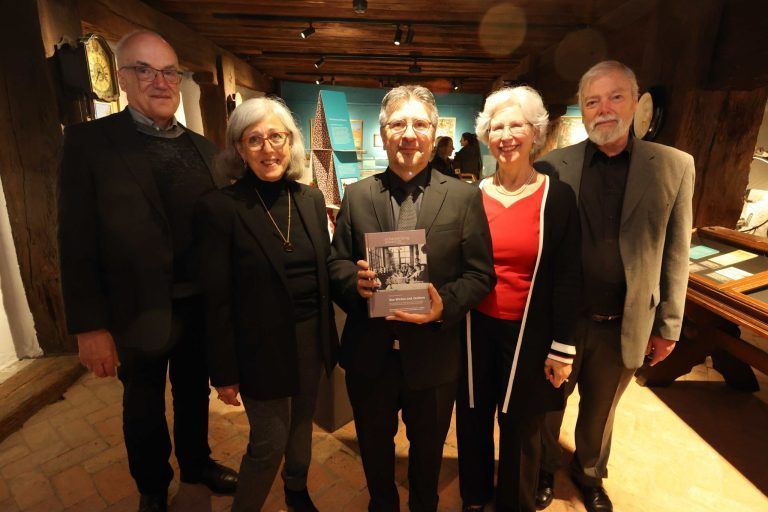 Vizeobmann Gerhard Beer (Reprofotos), Lydia Romanos-Hofer (Glossar, Lektorat), Obmann Martin Caldonazzi (Grafik), Gabi Getzner (Register) und Ehrenobmann Manfred A. Getzner (Sichten, Sortieren).