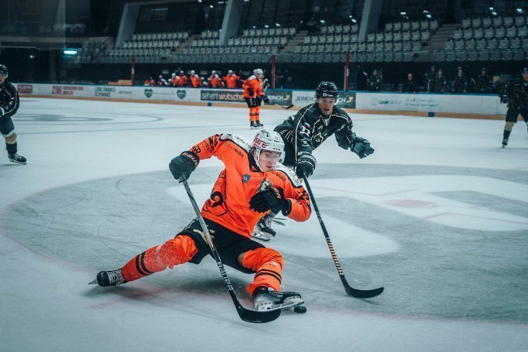Pure Leidenschaft auf dem Eis: Auf dem Eis gibt Lenz Moosbrugger alles. Eishockeyspielen ist sein größter Traum. (Stadlober)