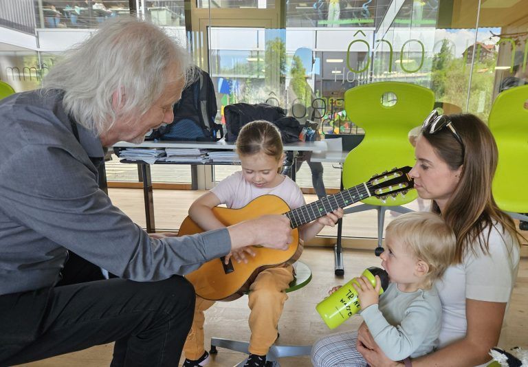 Zuhören, mitmachen, ausprobieren: Eltern und Kinder ließen sich von den Musiklehrern beraten