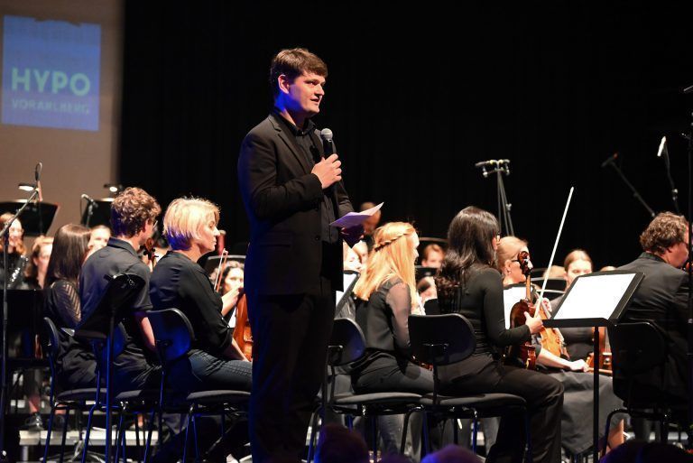 Konzert-Highlight mit Hypo Vorarlberg: Musikschuldirektor Dietmar Nigsch führte in das vielfältige Programm ein.