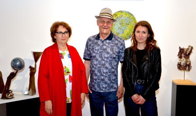 In angenehmer Atmosphäre eröffnete Sigrid Fritsche (l.) in ihrer Kellergalerie kukuphi vor Kurzem die Vernissage zur Ausstellung