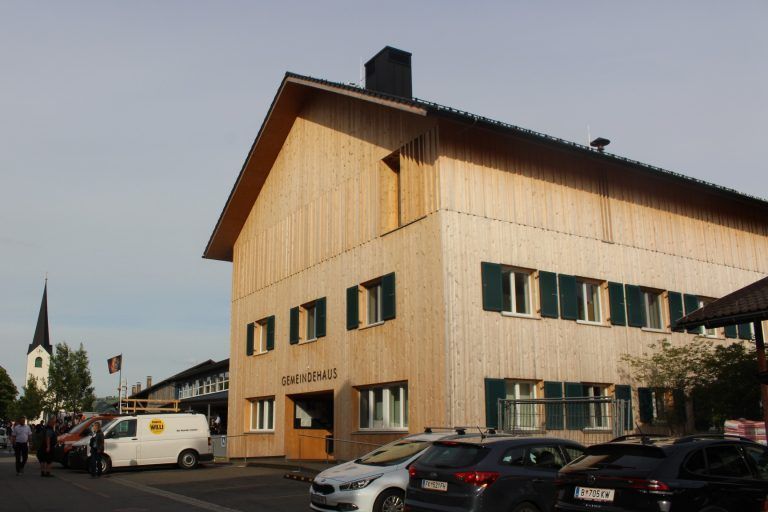 Langen stellt „neues“ Gemeindehaus vor: Das Gemeindehaus in Langen wird am Sonntag nach einer kompletten Modernisierung und Erweiterung wiedereröffnet. Dabei wurde dem Haus u. a. eine Wärmedämmung und eine Holzfassade verpasst. STP