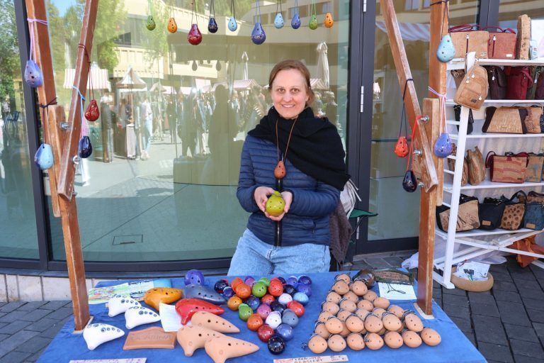 Vielfältiges Angebot für mehr Lebensfreude: Susanne aus Budapest bot Okarinos aus Keramik von ihrem Freund Arpad Takács an.