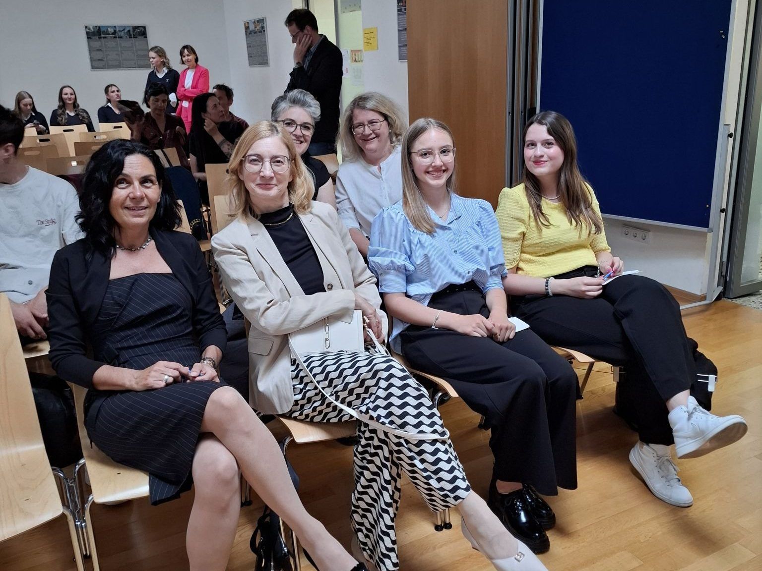 Erfolgreich bei Technik-Awards: Abteilungsvorständin MODE Corinna Stocker, die ehemalige Vorständin Annemarie Prirsch zusammen mit Sina Loser und Elena Mohr und den Betreuerinnen Karin Schröpel und Sylvia Willi (v.l.n.r.)
