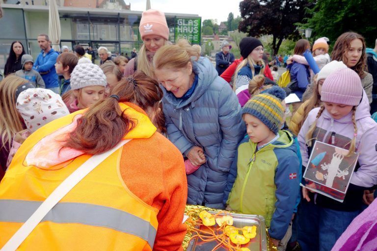 100 Kinder hoben im Ballon ab: Frohe Gesichter: Die Gewinner des Kreativwettbewerbs vor dem Start.