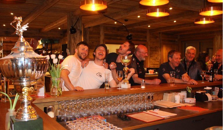 Berghaus – Begegnungszone statt kalte Betten: Das „Herz“ der Begegnungszone Berghaus: Alwins Stammtisch, das Restaurant mit einer großzügigen Theke, an der Urlaubsgäste und Einheimische „zusammenkommen“.