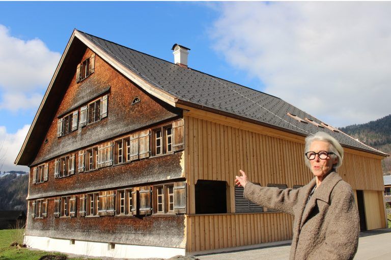 Frühling lässt Museumslandschaft erwachen: Museumsleiterin Theresia Fröwis ist stolz auf "ihr" Museum. Im behutsam renovierten und erweiterten Gebäude, das allein schon als Haus eine interessante Geschichte erzählt, wird am Sonntag neben vielen interessanten Exponaten auch Laientheater geboten.