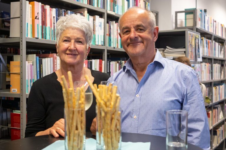 Ein Abend (fast) ganz im Zeichen der Selbstliebe in der Stadtbücherei Bregenz: Christine und Arno Gander genossen den abschließenden Umtrunk