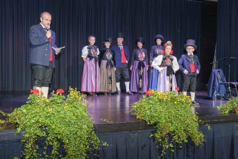 Montafoner Trachten als immaterielles Kulturerbe gefeiert: Christian Bitschna (li) stellte die Montafoner Trachten dem Puplikum vor.